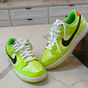 The Nike Dunk Low SE Men's Splash Volt